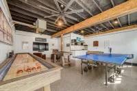 The Douglas Boathouse! Amazing location/ Sleeps 20 in comfort/ all ages friendly