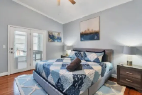 Peaceful Lakefront Retreat: private dock, deck, arcade and more!