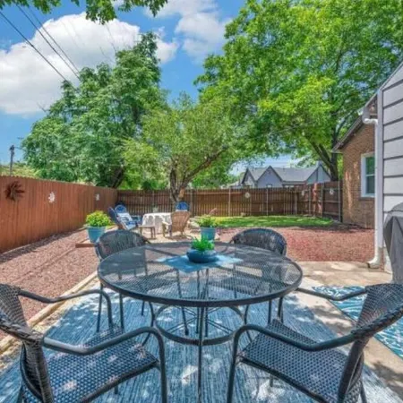 1925 Waco Charmer! Under 10 min. to Baylor, Magnolia Silos, downtown Waco, zoo!