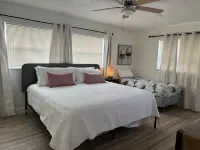 Pool house - heated pool in heart of Melbourne, minutes to beach