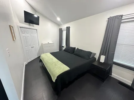 The Chapel- Beaches, GOTL, Historic Harbor Отели в г. Ashtabula County