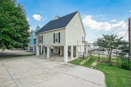 It's About River Time, a 3BR/3BA house on False River, fenced yard & large pier! Отели в г. Пуэнт Каупе Пэриш