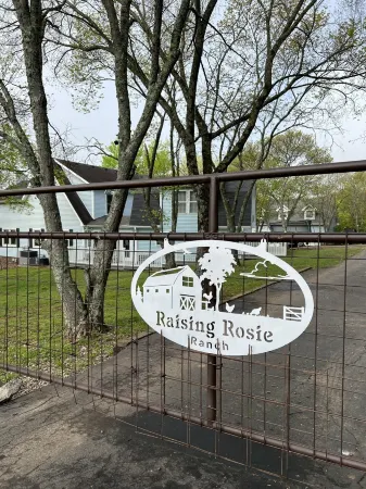 Mini Farmland Apartment with Free Range Chickens and a Beautiful Sunset Отели в г. Томпсонс Стейшен