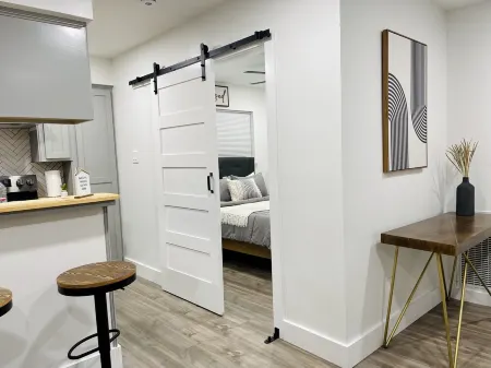 Guest Studio - Blocks from SHSU!