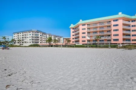 Vacation Awaits! Newly renovated, 3 bedroom, beach front condo! Отели рядом с достопримечательностью «Тики Гарденс - Индиан-Шорс Бич Аксесс»