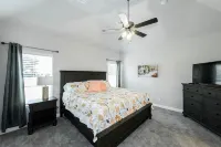 Executive Stay, Modern Farmhouse Perfect Location. Garage Parking. Hotels near Arrow Village Shopping Center