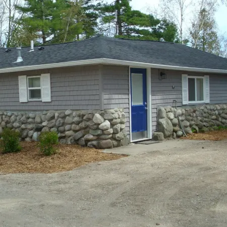 Hot Tub! Outside Traverse City, Sleeps 6 Pet Friendly, Fire Place, Fire Pit
