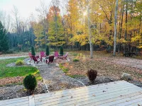 Whispering woods retreat- morning yoga on the deck, EV charging & pet friendly Hotels in Baileys Harbor