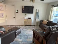 Cozy cottage with fire pit in safe area with easy access to Kansas City! Hotels in Clay County