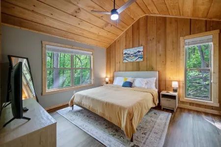 Cozy Boho Cabin with Hot Tub and Resort Amenities Access