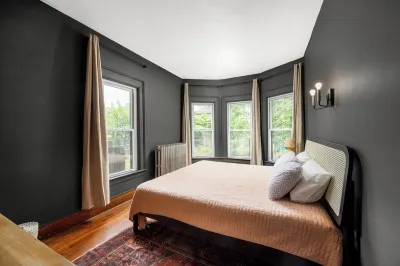 Spacious & Family- Friendly 3-bedroom on Peaceful Historic Tree-Lined Street Richardson Olmsted Campus附近的飯店