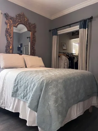 Charming 2 Bedroom Cottage Homestead with AC, WiFi in Deerfield Beach Отели рядом с достопримечательностью «Парк Дирфилд Айленд»