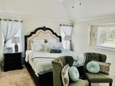 The Catbird Hideaway - Your peaceful and serene home in the Houston, Tx area. Hotels near ShowBiz Cinemas - Fall Creek