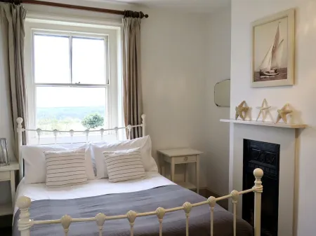 Coastguard Cottage With Sea Views