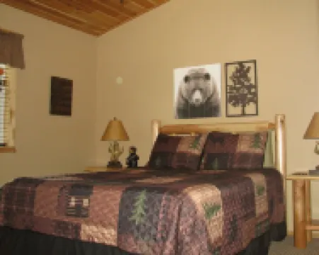 Crossroads Sandy Beach-Wooded Private with Pontoon Available "Pets Now allowed"