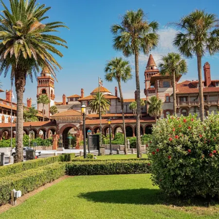 10min walk to the beach and a quick uber from historic downtown! Pet Friendly!