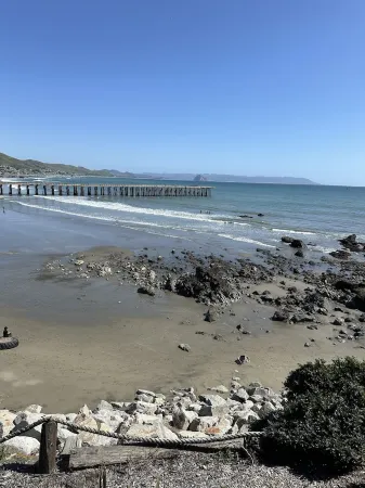 Oceanfront condo with PRIVATE deck. Pet friendly. Just a short walk to town. Отели в г. Каюкос