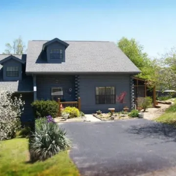 Cozy Ozarks Retreat ~ Updated Cabin Condo with Screened Porch