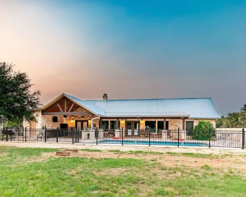 Longhorn•Pool•Cabana Kitchen•Quiet SubDiv•Sleeps 27•FREE Frio Access +VIP Perks Hotels in Concan