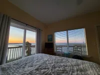 3 Bedroom Condo( Beach, & fish) Beautiful Bayside View and Perfect Sunsets