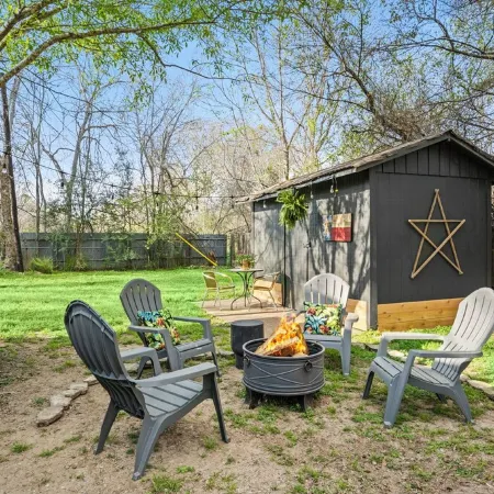 Cozy bungalow in charming Old Town Tomball Отели в г. Томбал