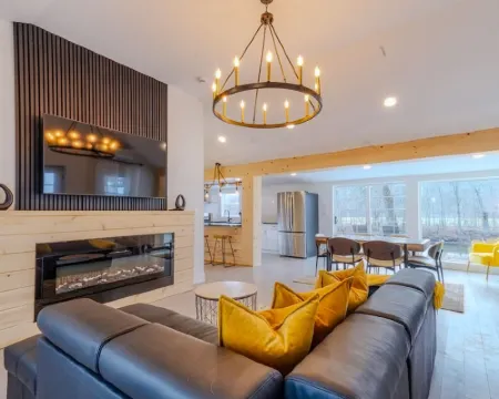 Brand New House with Huge patio overlooks Esopus Creek at Lake Katrine アルスターのホテル