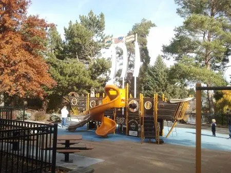 Bend River Cottage – Pet-Friendly, Historic, Walkable to Old Mill & Downtown Отели рядом с достопримечательностью «Государственный университет Орегон в Каскейдс»