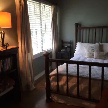 Peaceful Cabin on 8 wooded acres 3 Miles From MSU Campus