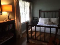 Peaceful Cabin on 8 wooded acres 3 Miles From MSU Campus