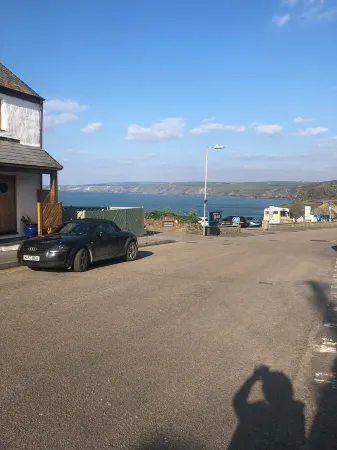 Lobber - Sea views apartment with parking in a house overlooking the bay Отели в г. Port Isaac