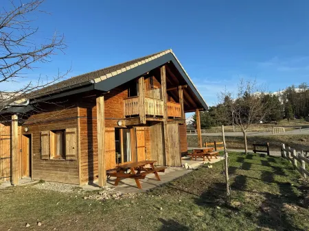 Chalet 6 Pers -piscine Chauffée- Superdevoluy Отели в г. Сент-Этьен-ан-Деволюи