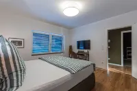 85qm Garten Suite mit 2 Schlafzimmern / Terrasse und Garten