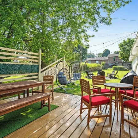 Charming 3-bedroom house with 5 beds, deck, fire pit, and BBQ, minutes from NRG