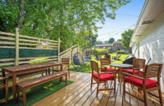 Charming 3-bedroom house with 5 beds, deck, fire pit, and BBQ, minutes from NRG