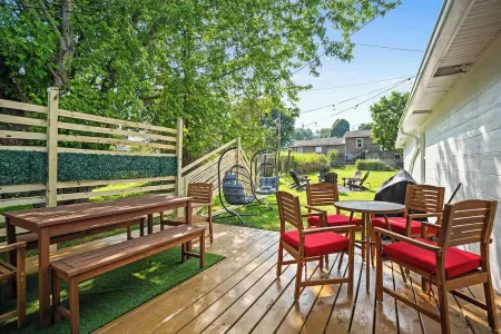 Charming 3-bedroom house with 5 beds, deck, fire pit, and BBQ, minutes from NRG