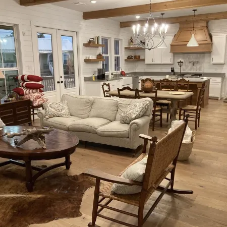 Spacious 4 Bedroom House - 3/4 Mile to Round Top Center!