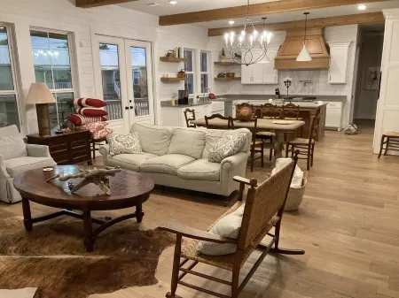 Spacious 4 Bedroom House - 3/4 Mile to Round Top Center!