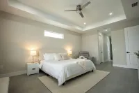 Luxury 4BR Entertainment house w/ Pool and Boat/RV parking 케이프코럴 스포츠 콤플렉스 주변 호텔