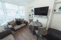 One bedroom flat in Harrow. Hotels near The Weald Stone