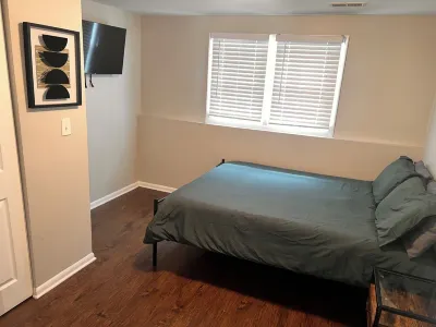 Full suburban home 30 mins from downtown Chicago! Hotel dekat Covenant Church