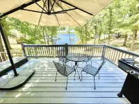 Honey Creek Getaway Waterfront Cottage - Close to town & Boat Ramp! Sleeps 10+