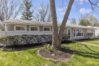 3 Bedroom Edgebrook Ranch Escape Hotel dekat Rockford Plaza Shopping Center