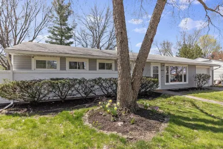 3 Bedroom Edgebrook Ranch Escape Отели рядом с достопримечательностью «Swanson Park»