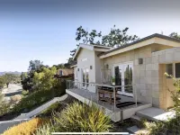 Bright 4 Bedroom Mountain View Home By Arts Plaza Hotels near Gardens of the World