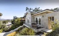 Bright 4 Bedroom Mountain View Home By Arts Plaza Boulderdash Indoor Rock Climbing 주변 호텔