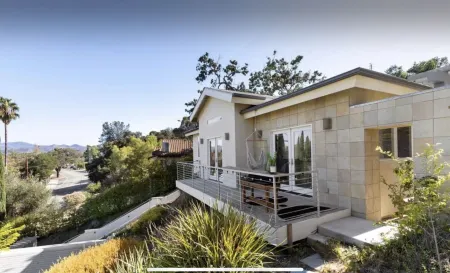 Bright 4 Bedroom Mountain View Home By Arts Plaza Отели рядом с достопримечательностью «Лейк Шервуд»