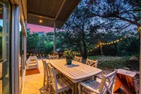 Austin Glass House-As Seen on TV and Two Movies Hotels near Northlake Church