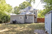 2 King Beds! Center of town! Pet friendly Hotels near Kansas State University Gardens
