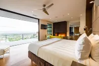 Glass Walls, Mountain Trails & Infinity Views—A Bold Retreat on Camelback