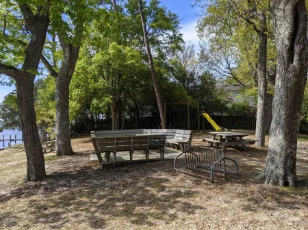 Duck Road Central Location🐶Dog Friendly🎾Parking &Tennis Pass⛱Walk to the Beach